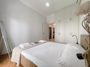 Кровать или кровати в номере SOKOS Residence, 4' walk from Syngrou-Fix Metro