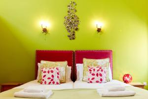 1 dormitorio con 1 cama con cabecero rojo y almohadas en Finest Retreats - The Pig Barn, en Ashbourne