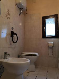a bathroom with a toilet and a sink at Casa Vacanze Al Colletto - Con terrazza panoramica in centro storico in Vagli di Sotto