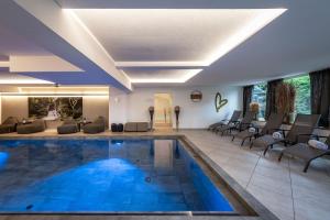 Bazén v ubytování Vitaurina Royal Hotel nebo v jeho okolí