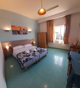 1 dormitorio con cama y ventana en Casa Vacanze Elianto, en Anzio