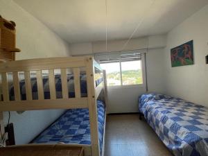 A bed or beds in a room at Acogedor apartamento con piscina y vistas al mar Még 4 kép