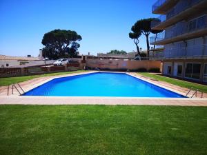 The swimming pool at or close to Acogedor apartamento con piscina y vistas al mar