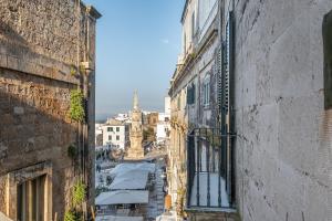 a view of an alleyway between two buildings at GuestHost - Guest House La Baronessa in Ostuni