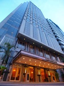 un edificio alto con muchas ventanas en Richmonde Hotel Ortigas, en Manila
