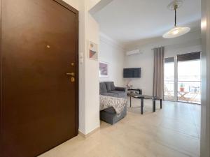 Телевизор и/или развлекательный центр в SOKOS Residence, 4' walk from Syngrou-Fix Metro