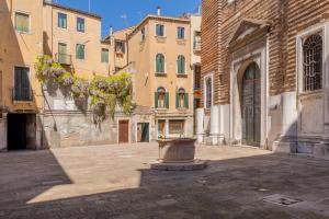 a group of buildings with a fountain in a courtyard at La Locandiera in Venice