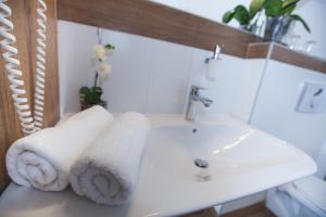 A bathroom at Hotel Corvus Aqua