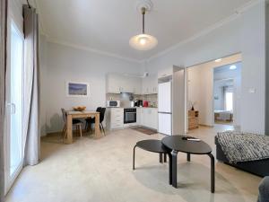 Кухня или мини-кухня в SOKOS Residence, 4' walk from Syngrou-Fix Metro
