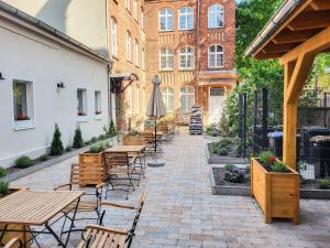 ブランデンブルク・アン・デア・ハーフェルにあるFerienwohnung Backstubeのテーブルと椅子のあるパティオと建物