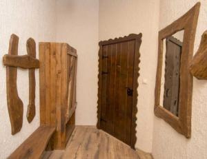 Cette chambre dispose d'une porte et d'un miroir mural. dans l'établissement Complex Starite Kashti, à Medovo