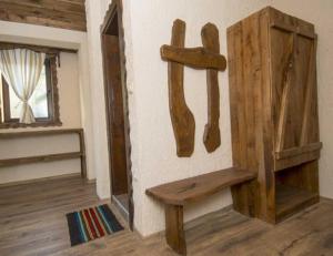 MedovoにあるComplex Starite Kashtiの木製ベンチと窓が備わる客室です。
