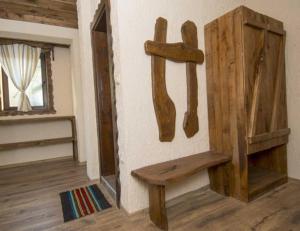 a room with a wooden bench and a window at Complex Starite Kashti in Razvalini Balchikioy