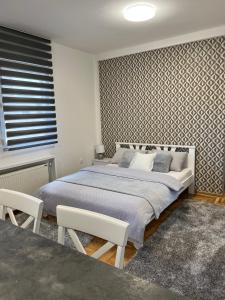 um quarto com uma cama king-size num quarto em Centar NS2 em Novi Sad