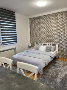 a bedroom with a king sized bed in a room at Centar NS2 in Novi Sad