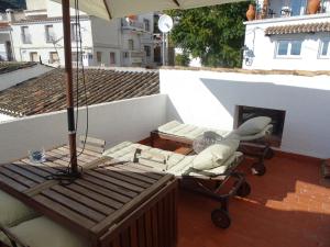 patio con ombrellone e sedia sul tetto di Casa Margarita Charming Character Cottage in Bedar, Andalusia a Bédar