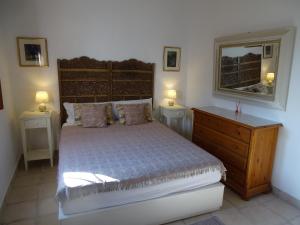 una camera con letto, cassettiera e specchio di Casa Margarita Charming Character Cottage in Bedar, Andalusia a Bédar