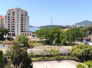 - Vistas a una ciudad con árboles y a un edificio en Apartments Stefan, en Bečići