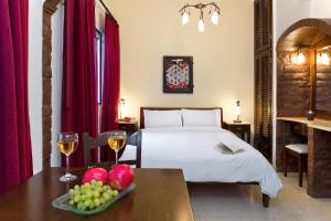 Ein Bett oder Betten in einem Zimmer der Unterkunft Galatia Villas