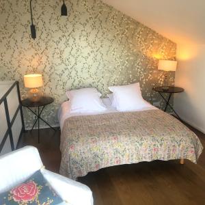 sypialnia z łóżkiem i dwoma stołami z lampkami w obiekcie Denis & Virginie - château à pied - parking gratuit w Wersalu