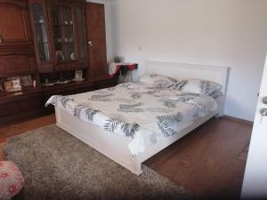 מיטה או מיטות בחדר ב-Cabanute pitoresti Poiana Largului