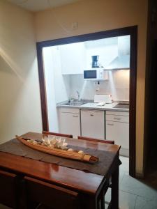 eine Küche mit einem Tisch und einem Messer drauf in der Unterkunft PISO MACARENA RONDA 4 LOS BOLICHES in Fuengirola