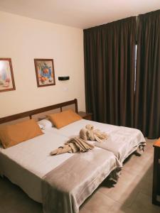 Ein Bett oder Betten in einem Zimmer der Unterkunft PISO MACARENA RONDA 4 LOS BOLICHES