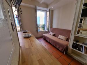 un soggiorno con un divano e una grande finestra di I Love Perpignan appartment 9 a Perpignano