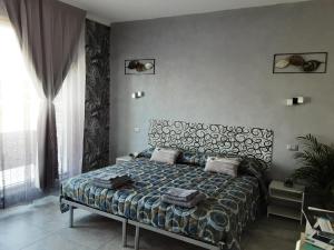 Ca Bianca的住宿－La Famiglia Doppia，一间卧室设有一张床和一个大窗户