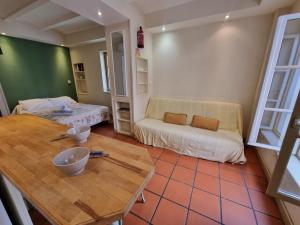 un soggiorno con un tavolo e un divano di I Love Perpignan Apartments 8 a Perpignano