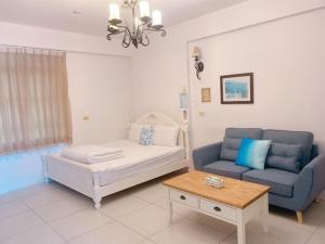 un soggiorno con un divano e un tavolo di Village Villa B&B a Zhuqi