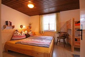 1 dormitorio con 1 cama y 1 litera en Almliesl HUET-671, en Hüttschlag