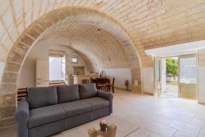 A seating area at Villa Pussacra by BarbarHouse