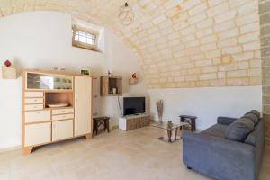 A television and/or entertainment centre at Villa Pussacra by BarbarHouse