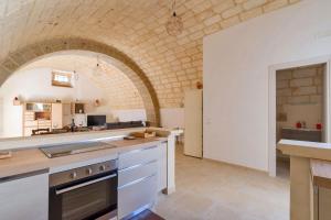 A kitchen or kitchenette at Villa Pussacra by BarbarHouse
