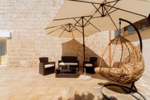 A seating area at Villa Pussacra by BarbarHouse
