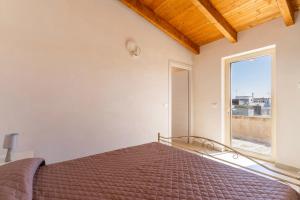 A bed or beds in a room at Villa Pussacra by BarbarHouse