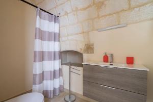 A bathroom at Villa Pussacra by BarbarHouse Még 28 kép