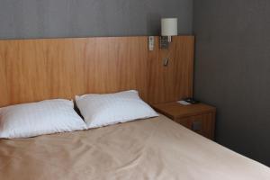 מיטה או מיטות בחדר ב-Kolobok