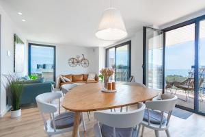 sala de estar con mesa de madera y sillas en Luxury Penthouse Allonbay Village & SPA en Villajoyosa