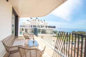 Un balcón con sillas y vistas al océano. en Luxury Penthouse Allonbay Village & SPA en Villajoyosa