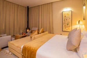 SUMAHAN SUITES & SPA في مراكش: غرفة فندقية تحتوي على سرير كبير في الغرفة +97 صورة