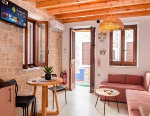 uma sala de estar com um sofá e uma mesa em Captain's Memories Stylish Harbour Apartments em Halki