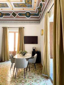 - une salle à manger avec une table et des chaises dans l'établissement B&B Faraglione, à Lipari