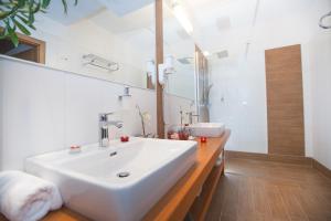 A bathroom at Hotel Corvus Aqua
