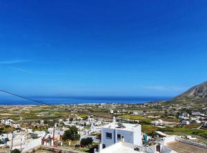 a view of a town with the ocean in the background at Fertimo Suites by Karpimo in Éxo Goniá