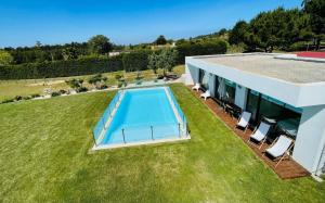 an aerial view of a house with a swimming pool at Quinta Foz Arelho Piscina Aquecida in Foz do Arelho