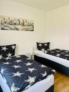 ein Schlafzimmer mit 2 Betten und einem Wandgemälde in der Unterkunft KriDa Apartment in Garbsen