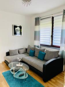 ein Wohnzimmer mit einem Sofa und einem Tisch in der Unterkunft KriDa Apartment in Garbsen
