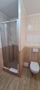 a bathroom with a shower and a toilet at Ośrodek Wypoczynkowy Gwarek Ustronie Morskie in Ustronie Morskie +41 photos